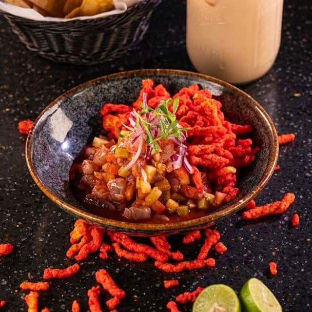 Charola de Tostada Hot Cheetos.